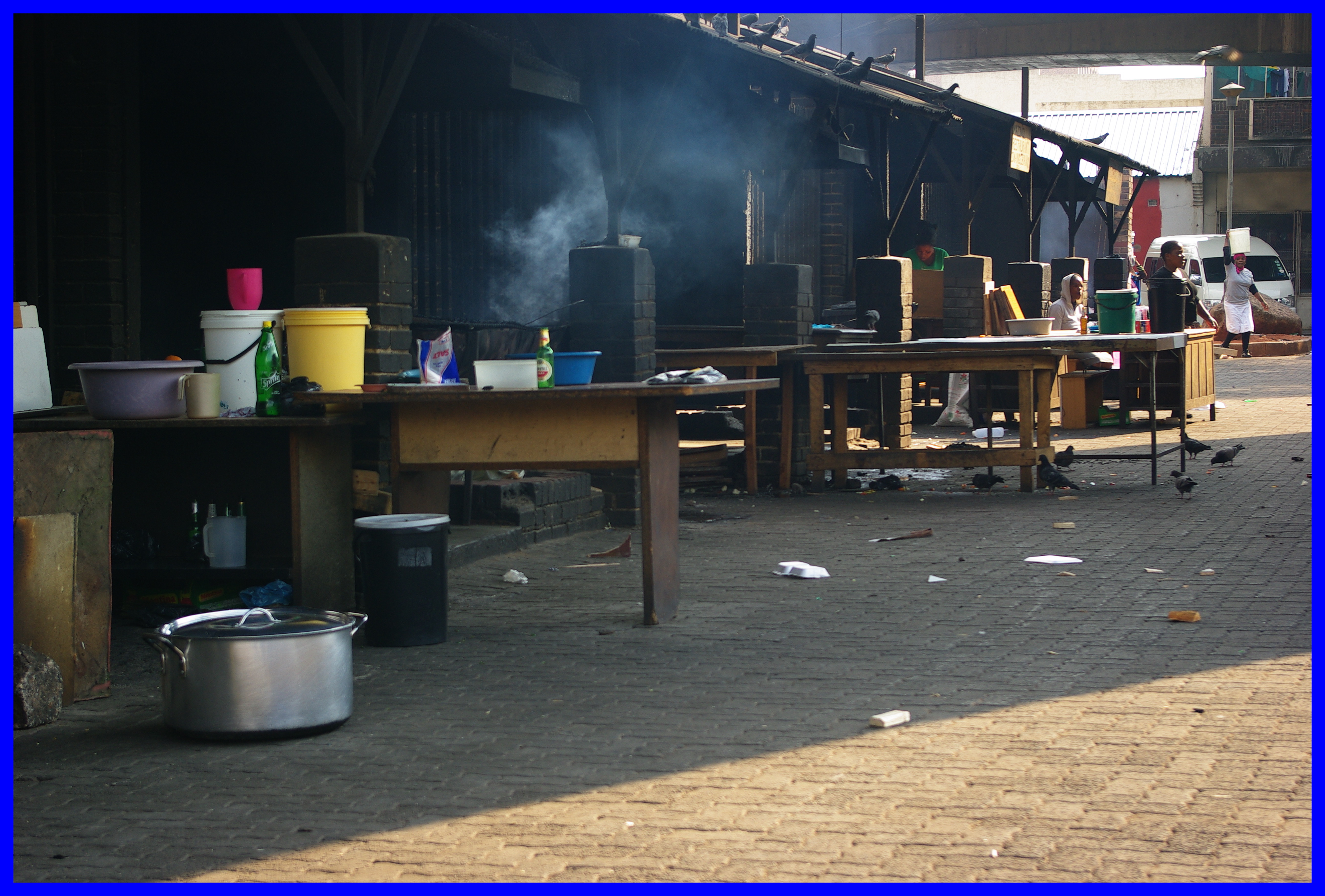 convert -bordercolor '#0000ff' -border 10 IMGP8582.JPG IMGP8582_border_blue.JPG